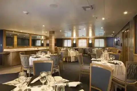 Comedor del yate Isabela II